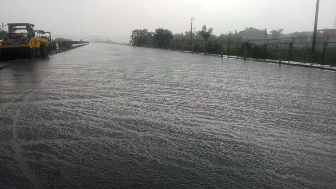 Power DT2000攤鋪機(jī)湖南岳望高速雨后效果