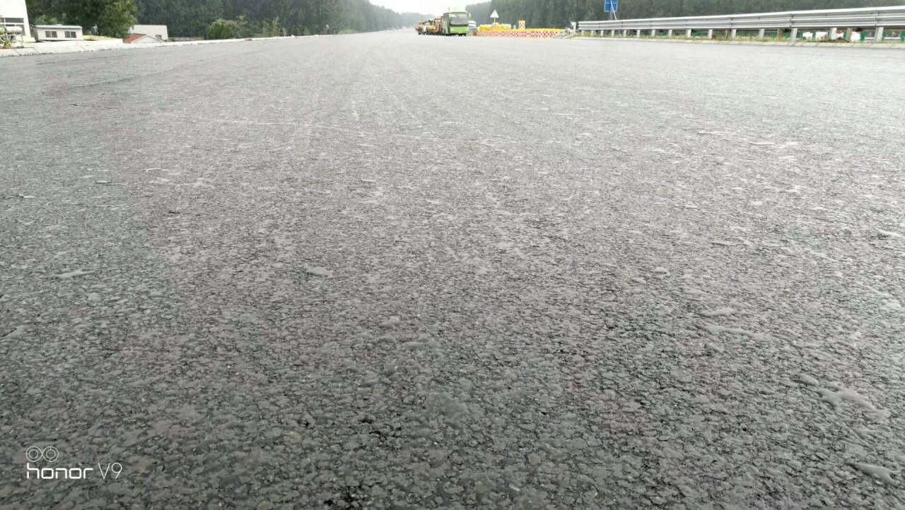 濟(jì)青高速四改八路面二標(biāo)雨后效果